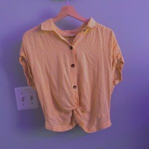 cute short sleeved crop top from hollister